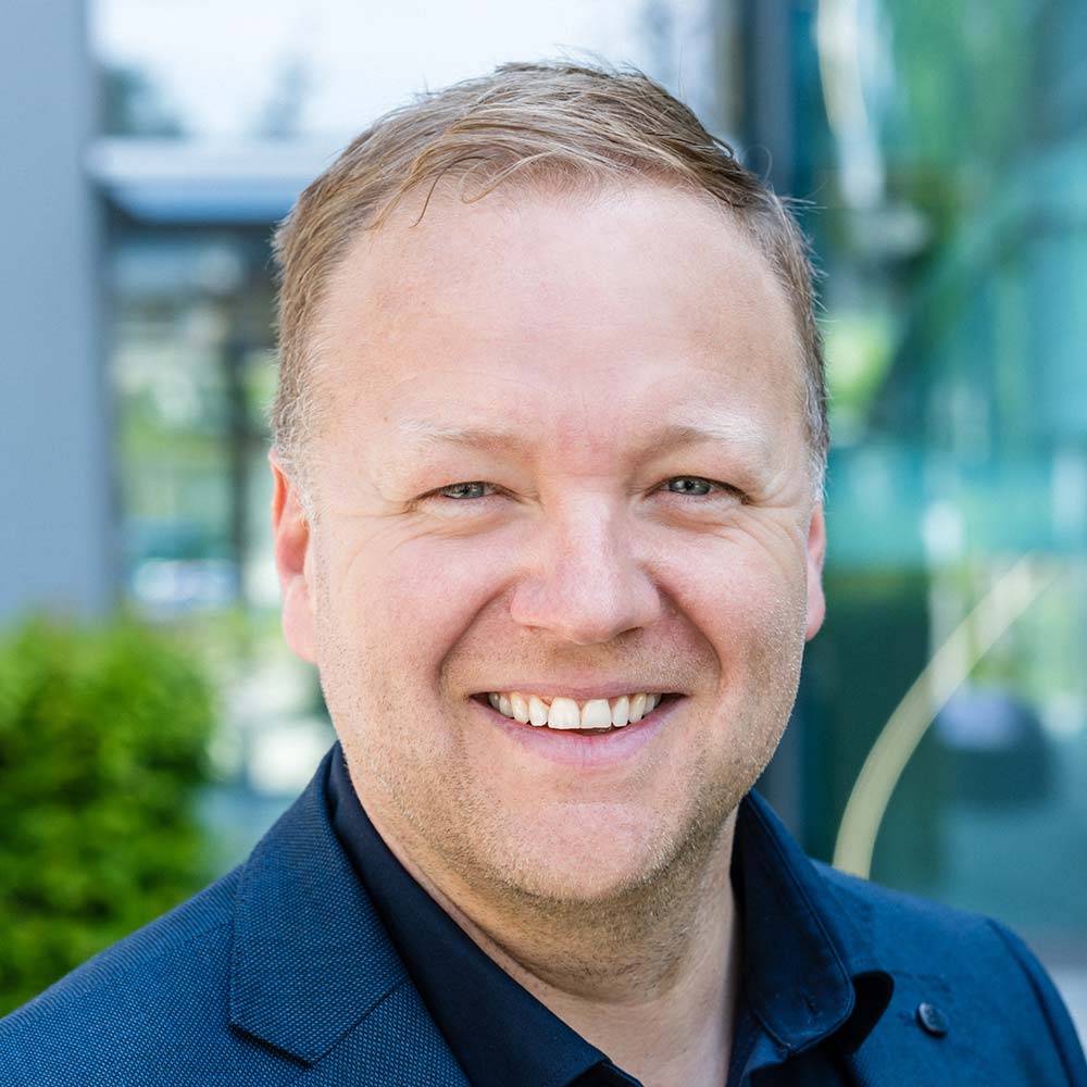 Manuel Baur, Leitung Integrierte Infrastrukturplanung & Geschäftsführer Smartgeomatics: Mann mit hellen, kurzen Haaren lacht freundlich in die Kamera