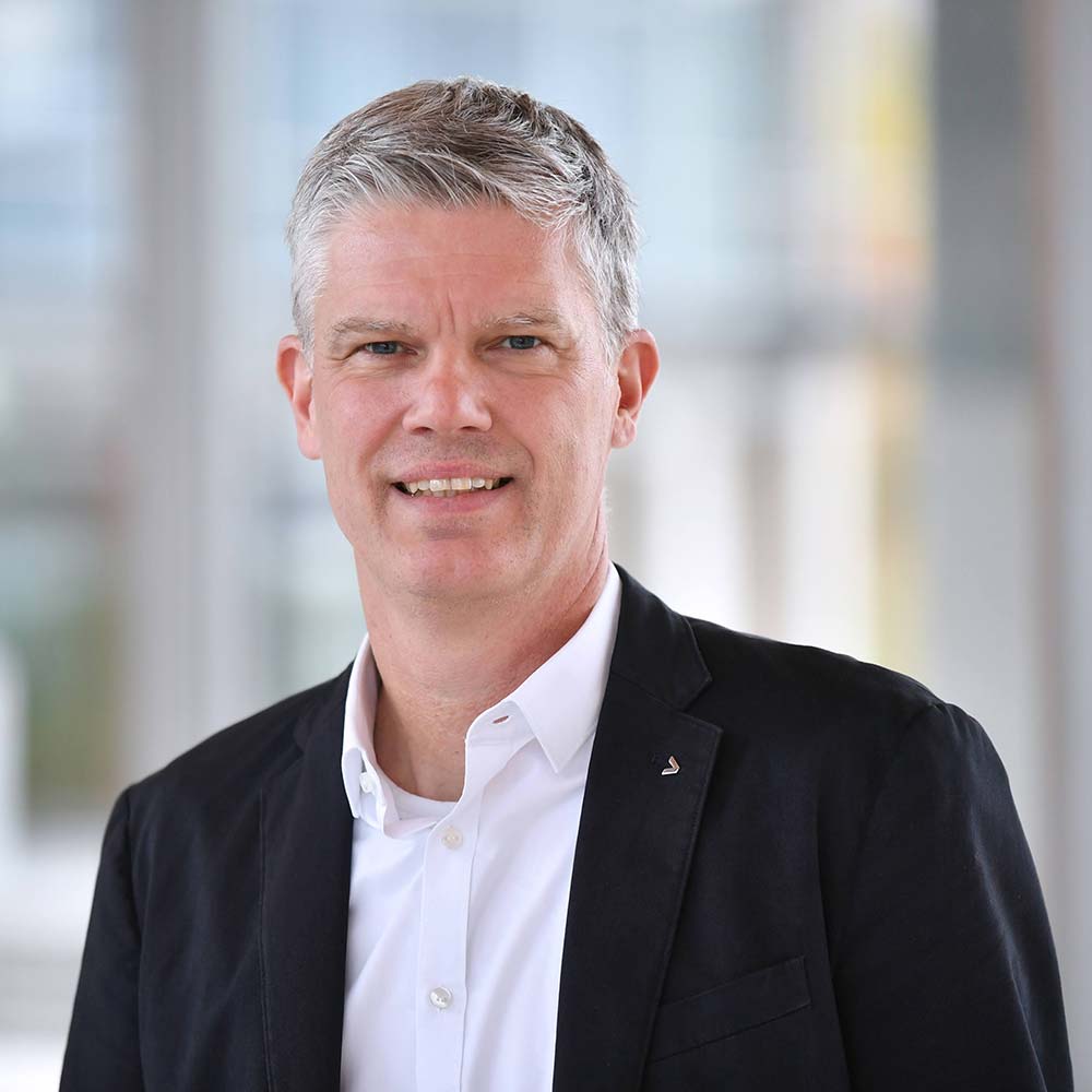 Norbert Neuhause, Leiter Vertrieb kommunale Versorgung Viessman: Mann mittleren Alters mit grauen Haaren in dunklem Anzug sieht freundlich in die Kamera