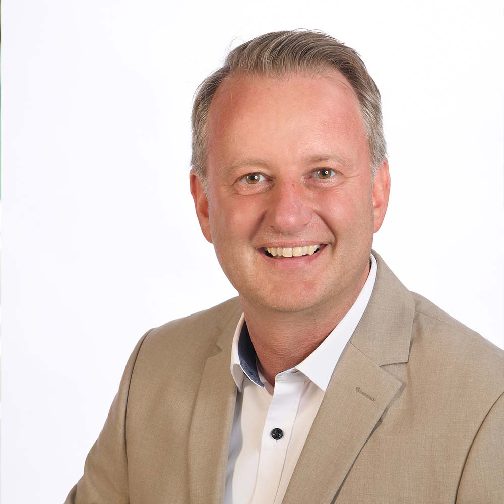 Pascal Weber - Bürgermeister Gemeinde Ringsheim: Mann mittleren Alters in beigem Sakko sieht freundlich in die Kamera.